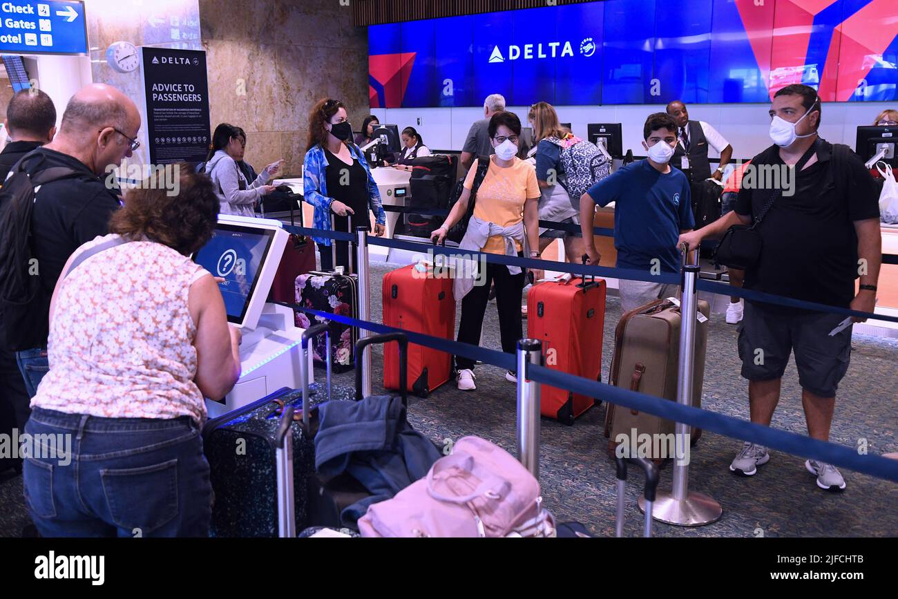 Orlando, États-Unis. 01st juillet 2022. Les voyageurs s'enregistrer dans un comptoir Delta Airlines à l'aéroport international d'Orlando avant les vacances de 4 juillet. Des centaines de vols à travers le comté ont été retardés ou annulés et les compagnies aériennes avertissent les passagers de se préparer aux problèmes. Crédit : SOPA Images Limited/Alamy Live News Banque D'Images