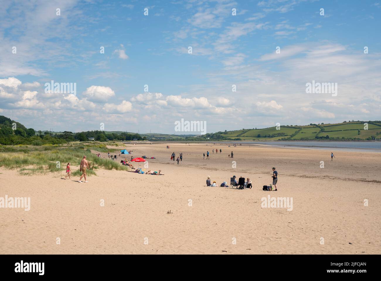 Vue générale de Llansteffan à Carmartheshire, pays de Galles, par une journée ensoleillée en été. Banque D'Images
