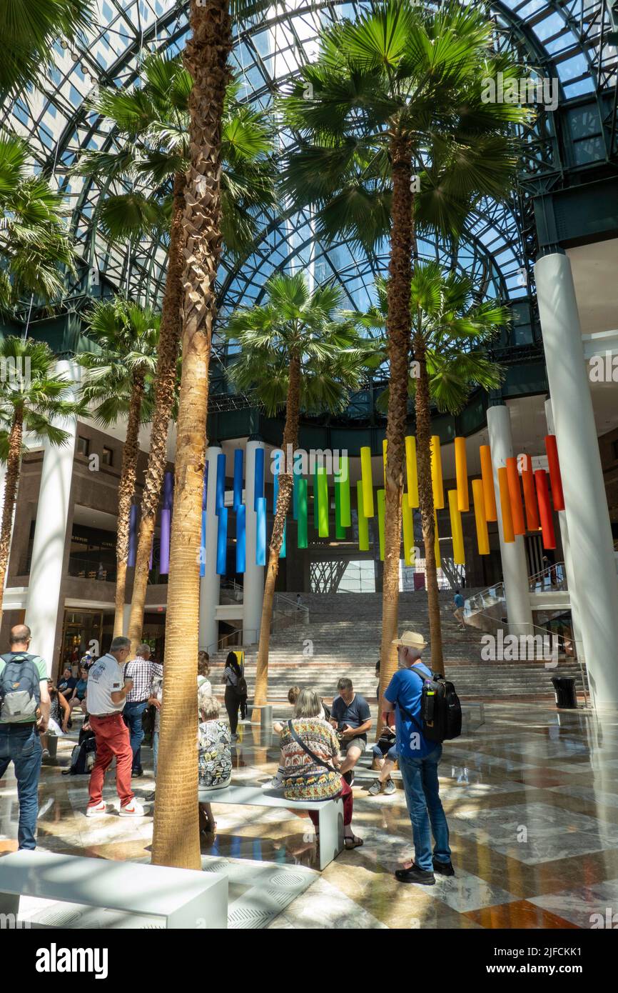 Installation artistique suspendue du mois de la fierté colorée dans le jardin d'hiver de Brookfield place, New York City, USA 2022 Banque D'Images