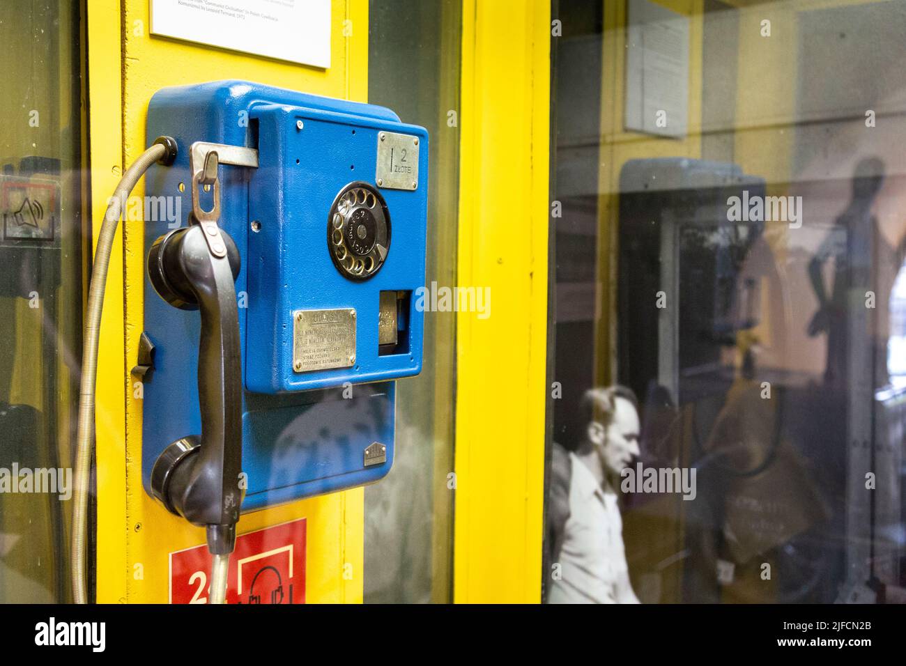 Cabine téléphonique rétro exposée au Musée de la vie en République populaire de Pologne (Muzeum Życia W PRL), Varsovie, Pologne Banque D'Images