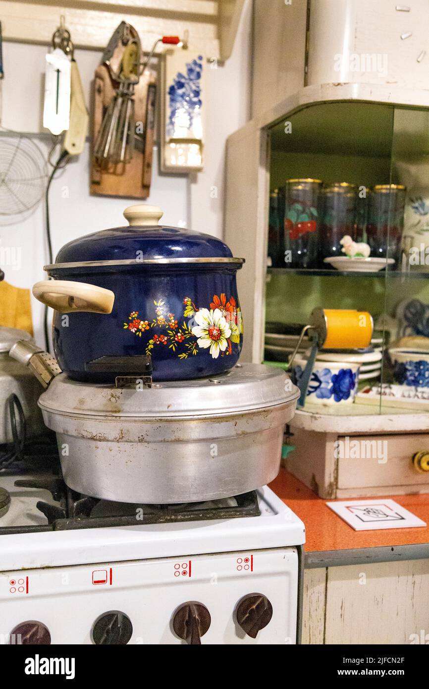Cuisine typique de l'époque communiste exposée au Musée de la vie en République populaire de Pologne (Muzeum Życia W PRL), Varsovie, Pologne Banque D'Images