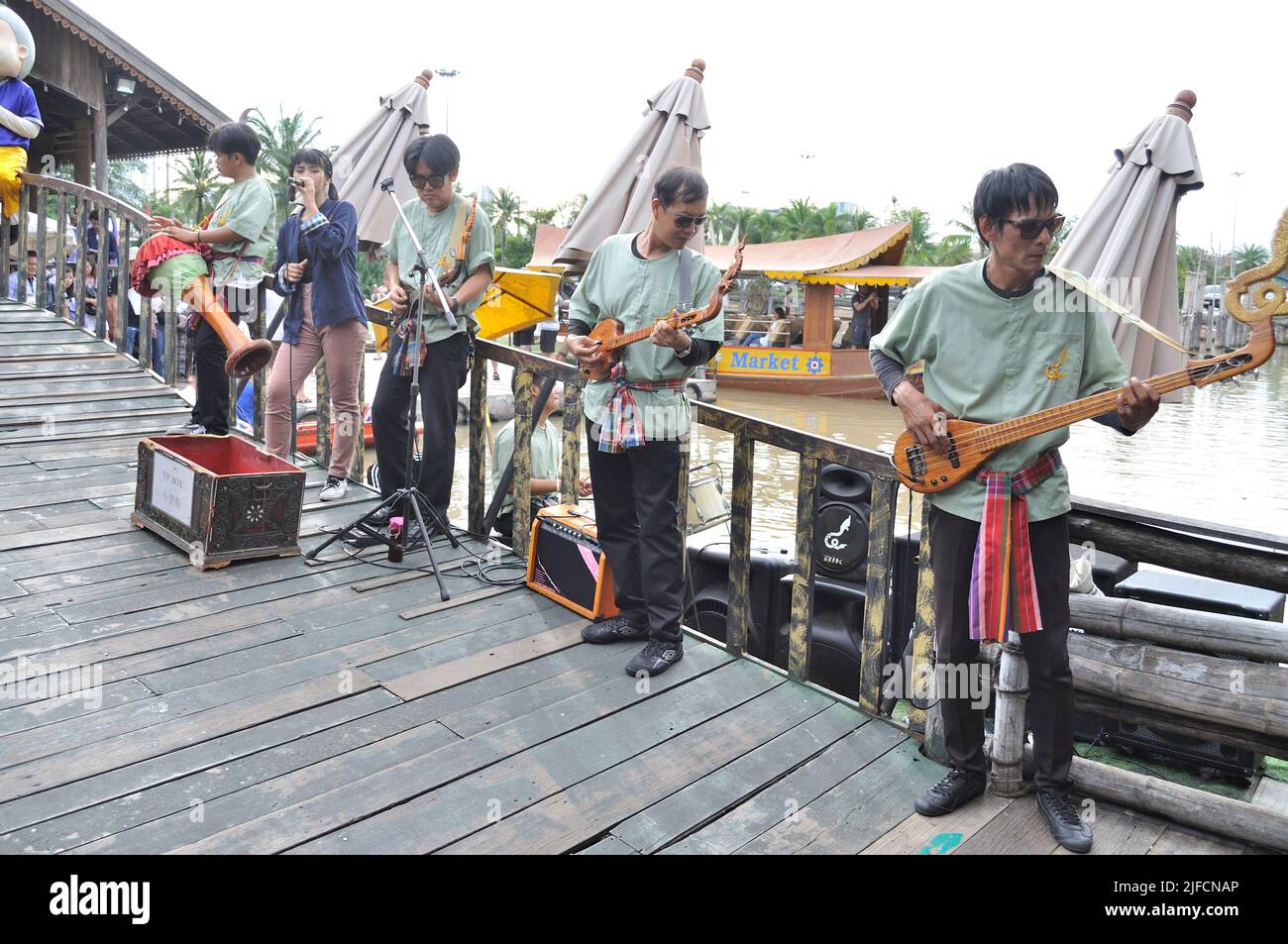 Lao music Banque de photographies et d'images à haute résolution - Alamy