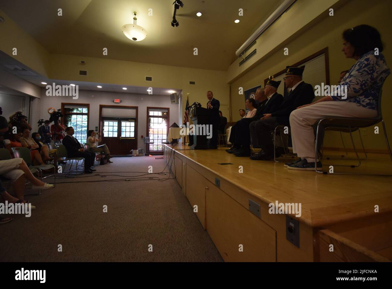 Ridgewood, Etats-Unis, New Jersey, Etats-Unis. 1st juillet 2022. (NOUVEAU) Josh Gottheimer, membre du Congrès des États-Unis, honore les anciens combattants locaux du Vietnam et organise une cérémonie de remise de la Médaille du service des anciens combattants du North Jersey. 1 juillet 2022, Ridgewood, NJ, Etats-Unis: Josh Gottheimer, membre du Congrès américain, honore les anciens combattants locaux du Vietnam et organise une cérémonie de médaille du service des vétérans du North Jersey à la bibliothèque publique de Ridgewood à Ridgewood, NJ (image de crédit: © Kyle Mazza/TheNEWS2 via ZUMA Press Wire) crédit: ZUMA Press, Inc./Alay Live News Banque D'Images