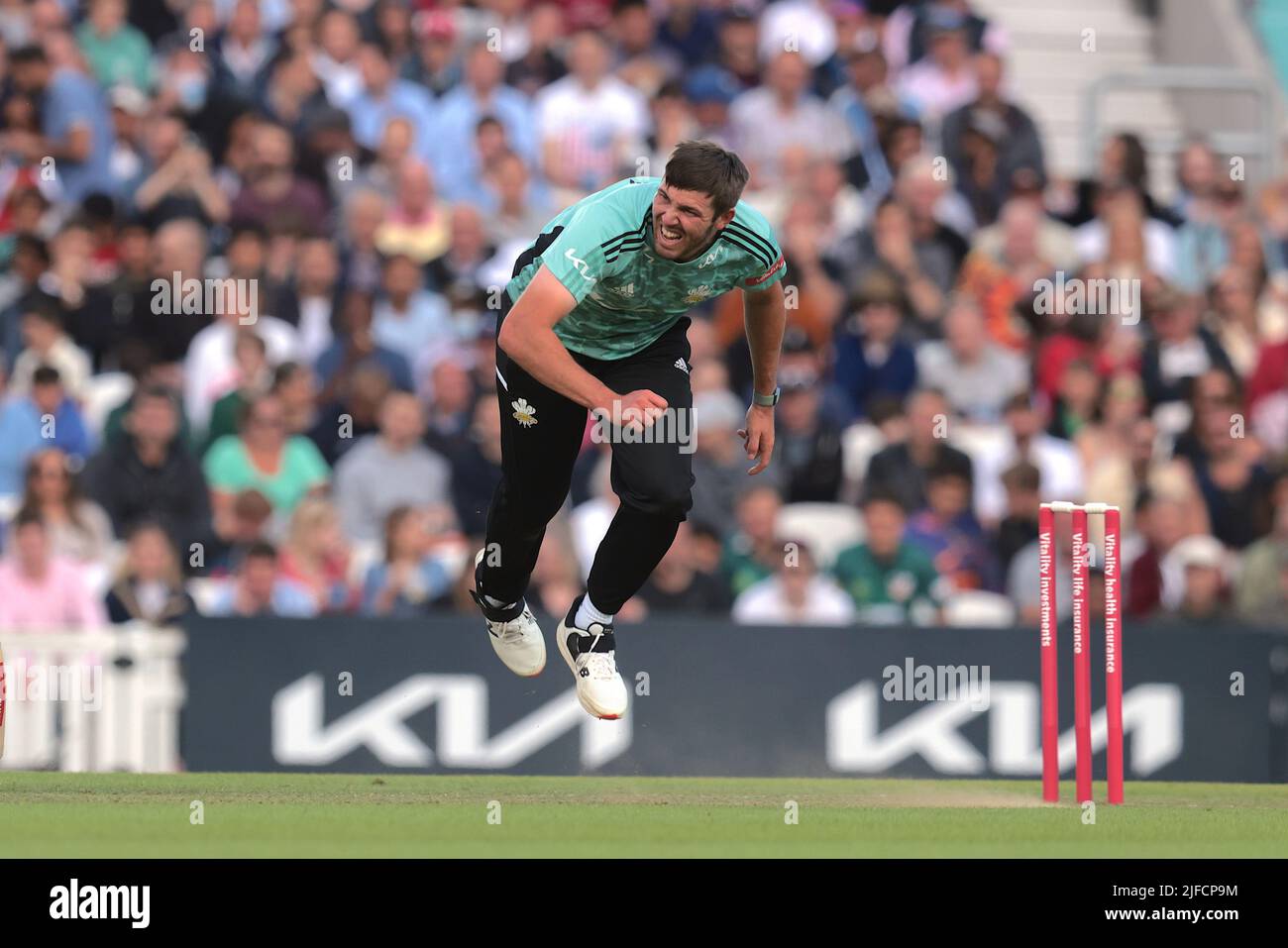 Londres, Royaume-Uni. 01st juillet 2022. 1 juillet 2022. Londres, Royaume-Uni. Le bowling Jamie Overton de Surrey à l'occasion du match de cricket Blast de Vitality T20 au Kia Oval. David Rowe/ Alamy Live News. Credit: David Rowe/Alay Live News Banque D'Images