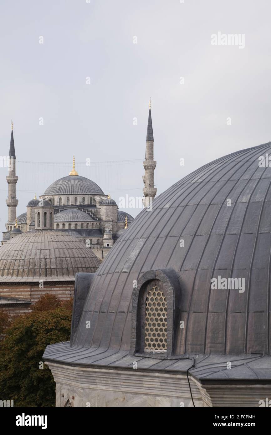 Vue partielle des Mausolées sur les terres de l'église de la sagesse sainte, Sainte-Sophie, et la Mosquée bleue en arrière-plan, Istanbul, Turquie. Banque D'Images