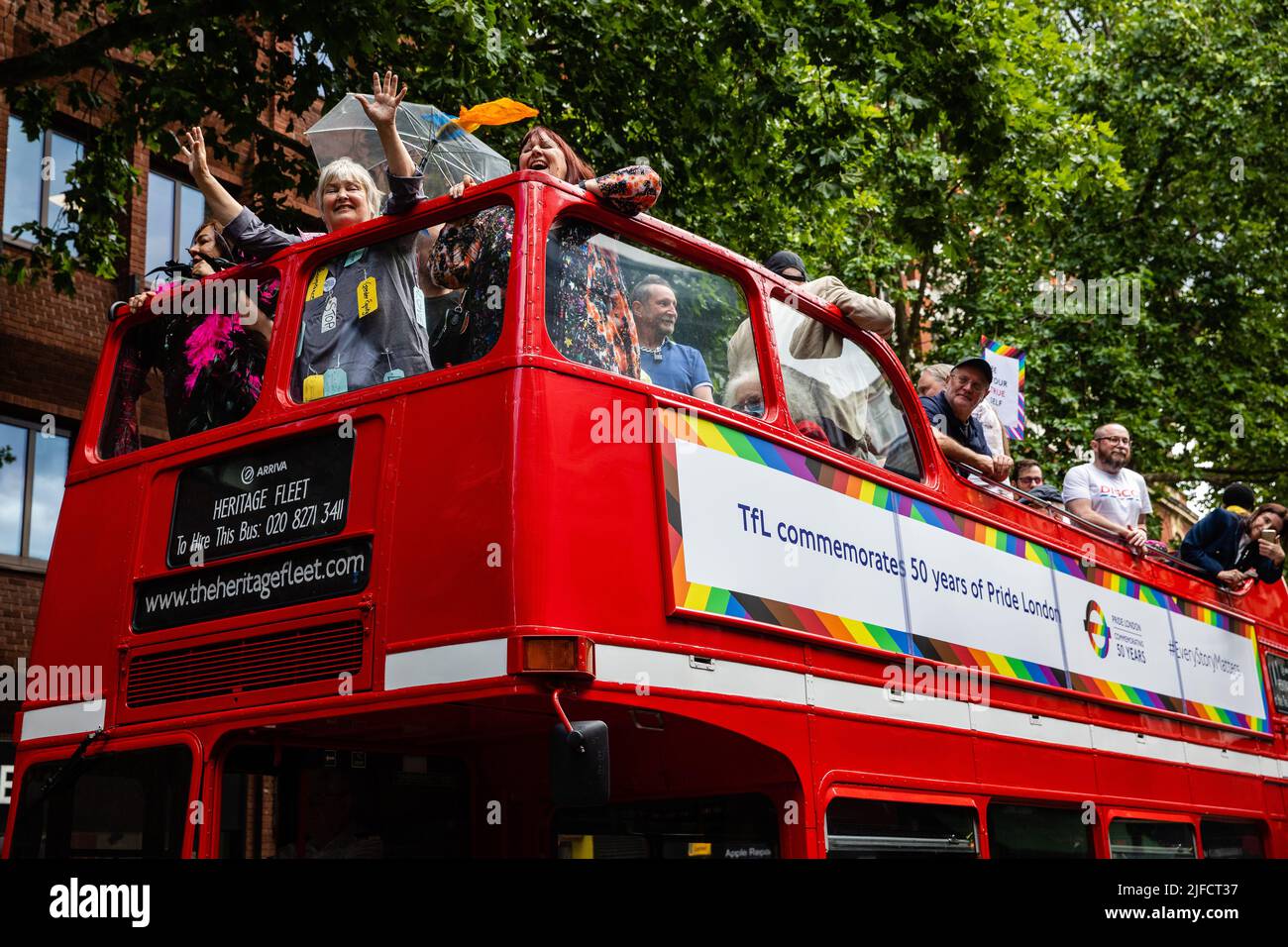 Londres, Royaume-Uni. 1st juillet 2022. Les anciens combattants du Front de libération gay (FGLF), dont Peter Tatchell, marquent le 50th anniversaire de la première Marche de la fierté britannique en 1972 en retracant leurs pas de Charing Cross à Hyde Park. La marche commémorative a pour but de retrouver les racines de Pride en tant que protestation ainsi qu'en tant que célébration des droits LGBT+, contrastant avec la dépolitisation et la commercialisation de Pride à Londres, et d'appeler à la libération LGBT+ au Royaume-Uni et dans le monde entier. Crédit : Mark Kerrison/Alamy Live News Banque D'Images