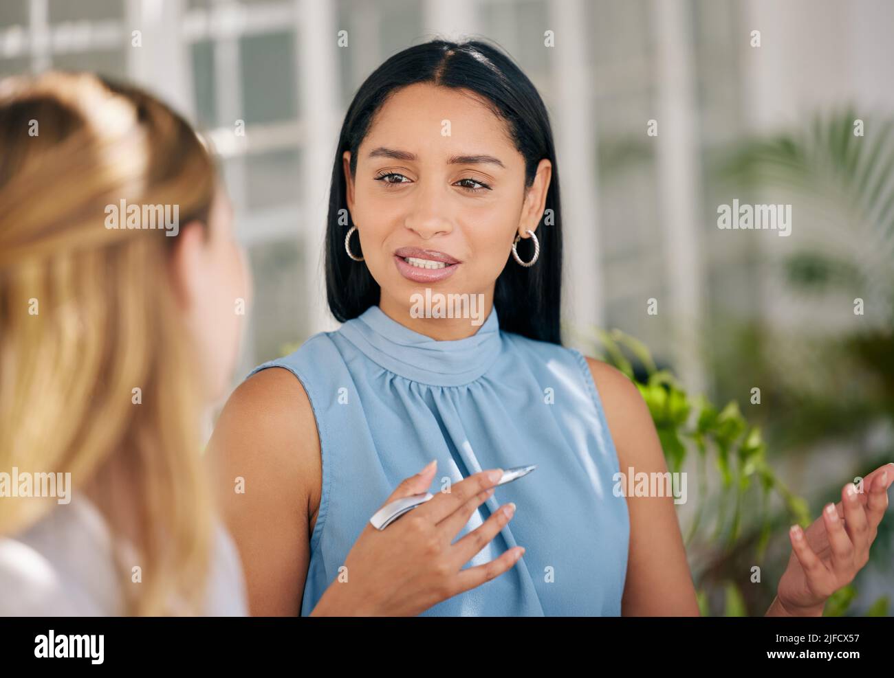 Jeune femme d'affaires travaillant dans un bureau d'entreprise. Jeune femme d'affaires travaillant dans un bureau d'entreprise. Banque D'Images