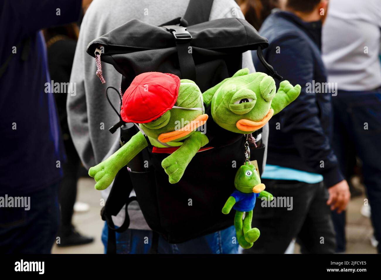 Londres, Royaume-Uni. 01st juillet 2022. Pepe, le jouet doux symbolique du mouvement social de Hong Kong en 2019, est vu lors d'un rassemblement à l'extérieur du Bureau de l'économie et du commerce de Hong Kong. Des centaines de Hongkongais résidant à Londres se sont réunis à l'occasion du 25th anniversaire de la rétrocession de Hong Kong pour protester contre le régime autoritaire du Parti communautaire chinois. (Photo de Hesther ng/SOPA Images/Sipa USA) crédit: SIPA USA/Alay Live News Banque D'Images