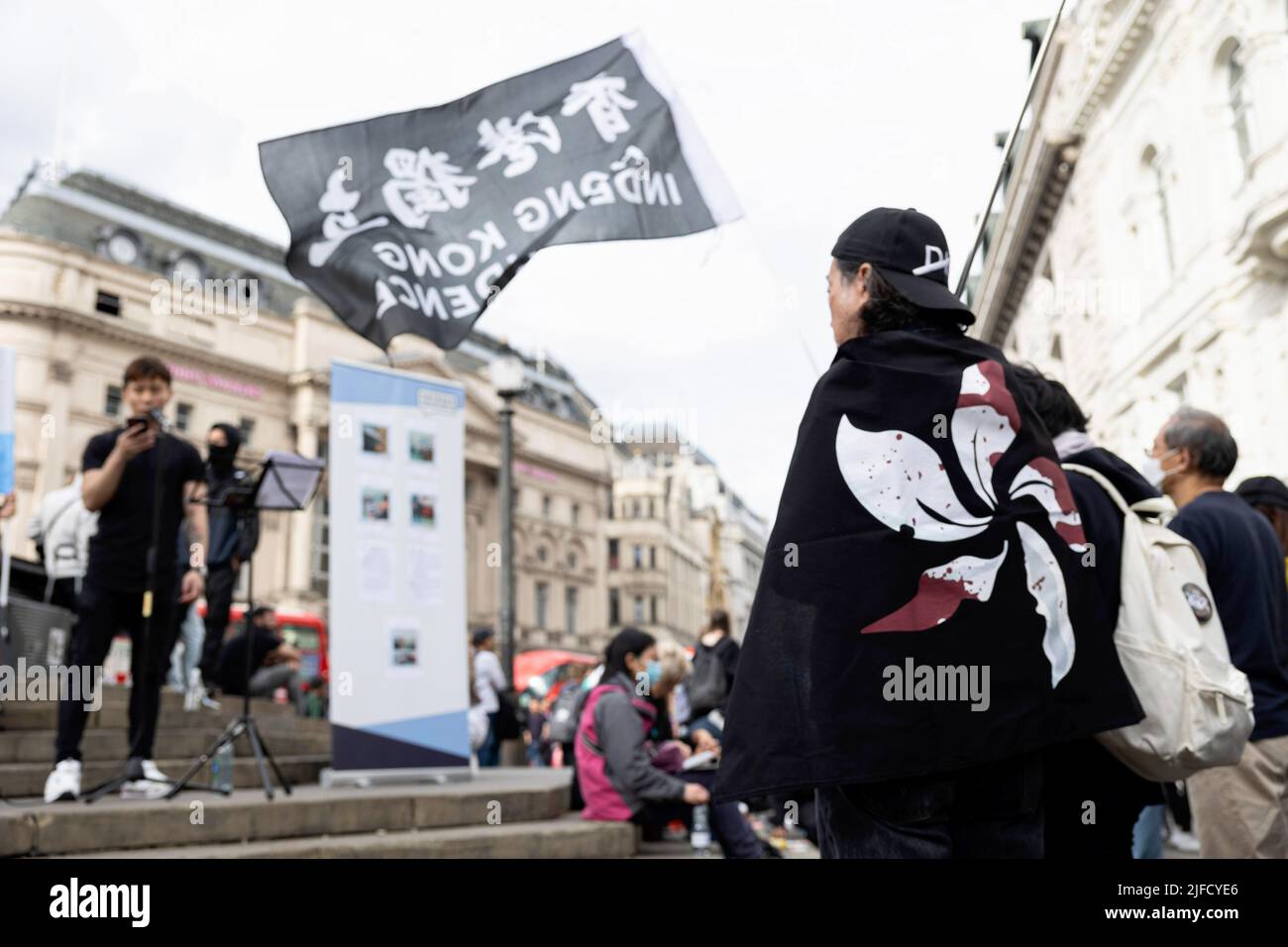 Londres, Royaume-Uni. 01st juillet 2022. Un manifestant est vu drapé d'un drapeau noir avec l'orchidée de Hong Kong sur elle au cirque de Piccadilly. Des centaines de Hongkongais résidant à Londres se sont réunis à l'occasion du 25th anniversaire de la rétrocession de Hong Kong pour protester contre le régime autoritaire du Parti communautaire chinois. (Photo de Hesther ng/SOPA Images/Sipa USA) crédit: SIPA USA/Alay Live News Banque D'Images
