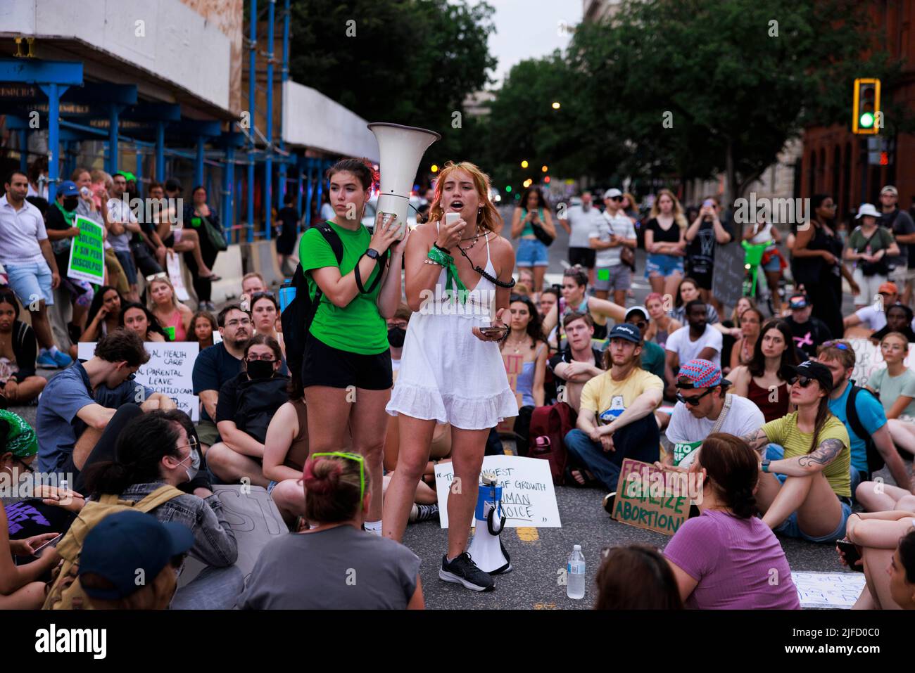 WASHINGTON, DISTRICT DE COLUMBIA - 26 JUIN : des militants du droit à l'avortement ont fermé une rue près de la Maison Blanche pour protester deux jours après qu'une majorité conservatrice ait frappé Roe contre Wade, sur 26 juin 2022 à Washington, district de Columbia. La décision de la Cour dans l'affaire Dobbs c. Jackson Women's Health annule l'affaire Roe c. Wade, qui date d'antan de 50 ans, et efface le droit fédéral à un avortement. Banque D'Images