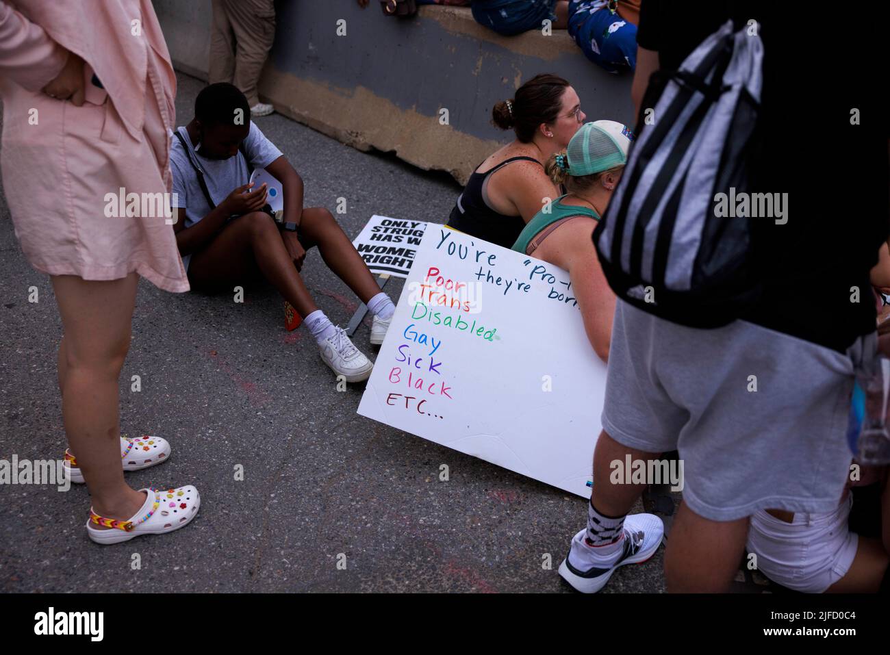 WASHINGTON, DISTRICT DE COLUMBIA - 26 JUIN : des militants du droit à l'avortement ont fermé une rue près de la Maison Blanche pour protester deux jours après qu'une majorité conservatrice ait frappé Roe contre Wade, sur 26 juin 2022 à Washington, district de Columbia. La décision de la Cour dans l'affaire Dobbs c. Jackson Women's Health annule l'affaire Roe c. Wade, qui date d'antan de 50 ans, et efface le droit fédéral à un avortement. Banque D'Images