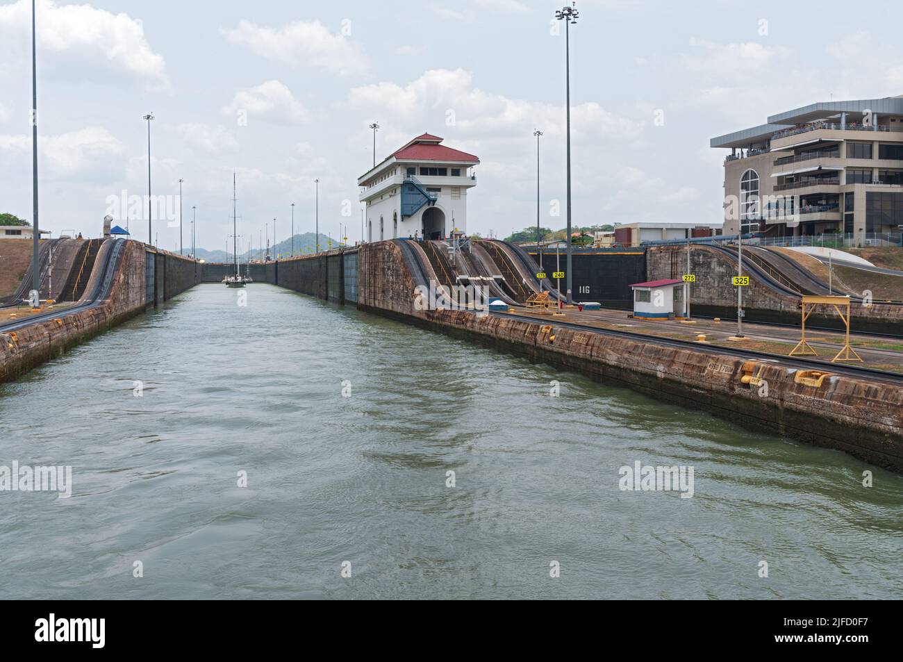 Canal de Panama, Panama, Miraflores Lock, l'une des trois écluses qui forment le canal, montré par une journée ensoleillée. Banque D'Images