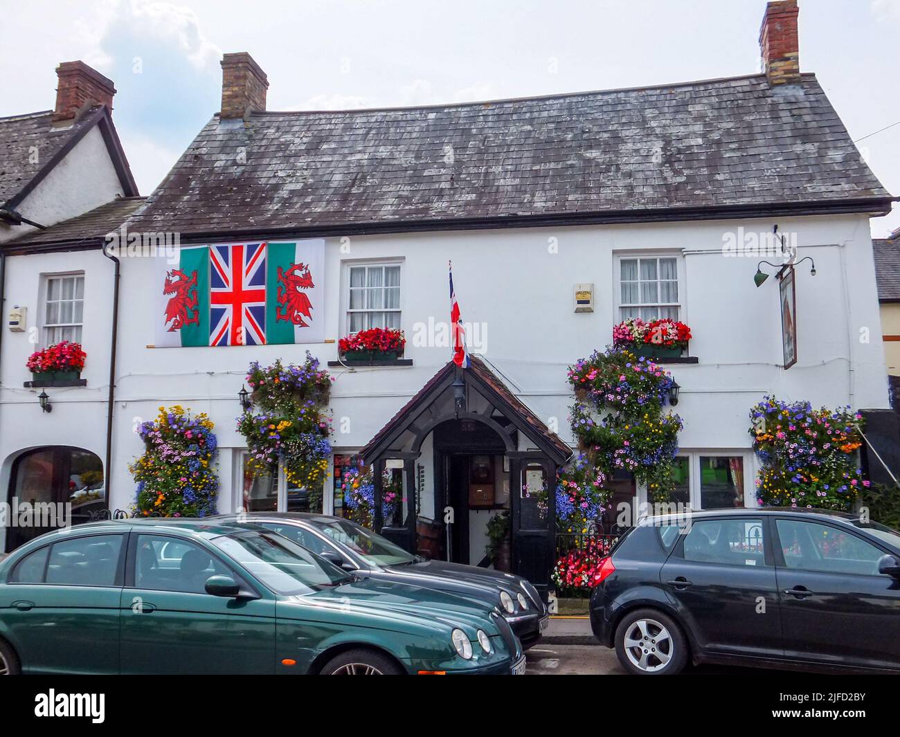 Deux berlines Jaguar S-Type garées devant l'historique Nags Head Inn à Usk, dans le Monbucshire, au pays de Galles, au Royaume-Uni. Banque D'Images
