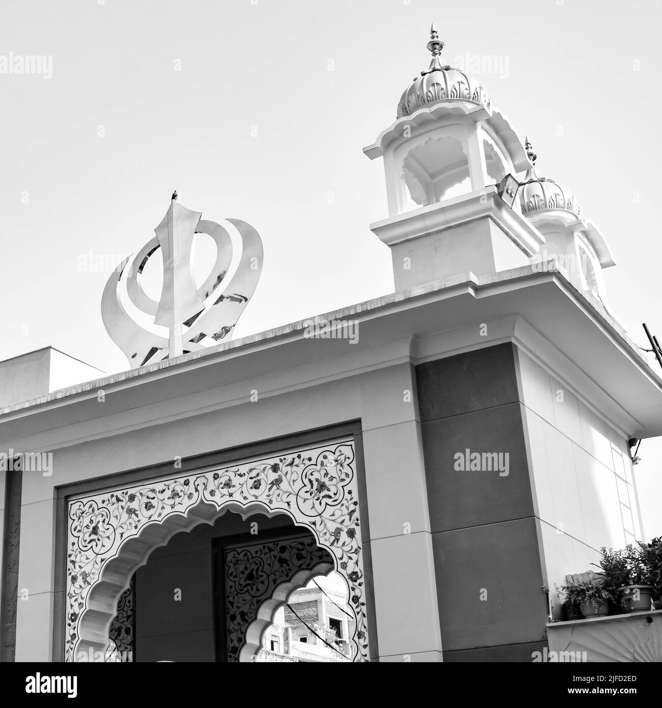 Khansa Sikh symbole religieux Saint à l'entrée gurudwara avec une image de ciel bleu clair est prise à SIS Ganj Sahib Gurudwara à Chandni Chowk, en face de Rouge Banque D'Images