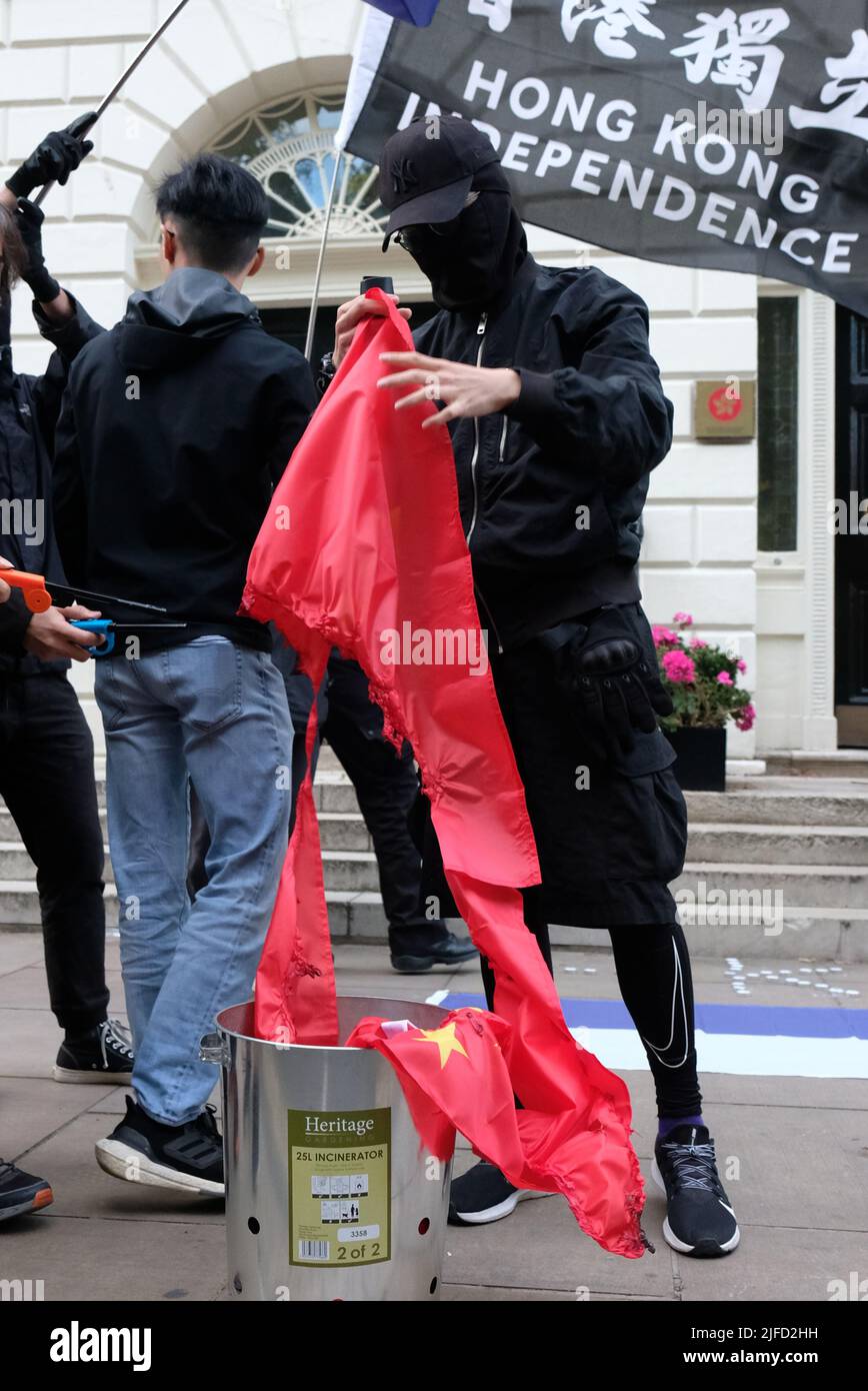 Londres, Royaume-Uni, 1st juillet 2022. Les militants pro-démocratie de Hong Kong ont organisé un rassemblement à l'extérieur du Bureau économique et commercial de Hong Kong le 25th anniversaire de la remise britannique en Chine, lorsqu'il a été convenu que le territoire conserverait les libertés civiles sous le principe « un pays, deux systèmes », pendant 50 ans après 1997. Les inquiétudes croissantes quant à la répression des manifestations, la fermeture de plusieurs médias et l'introduction de la loi sur la sécurité nationale ont conduit à la critique de certains pays occidentaux de l'ingérence des autorités de Pékin. Crédit : onzième heure Photographie/Alamy Live News Banque D'Images