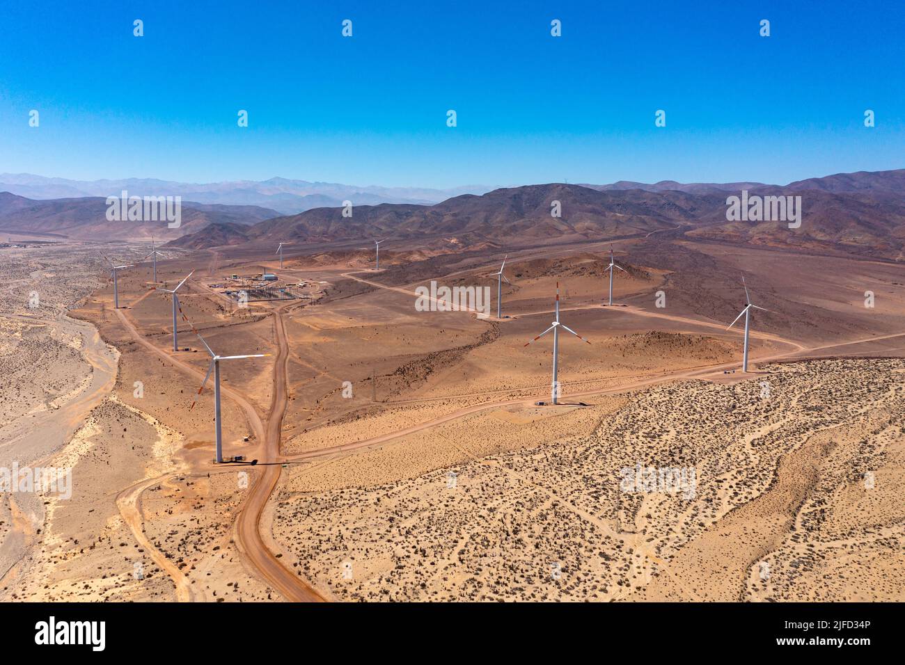 Ferme à moulin à vent dans le désert d'atacama, moulins à vent isolés dans le désert lors d'une belle journée lumineuse, amérique du Sud, Chili Banque D'Images