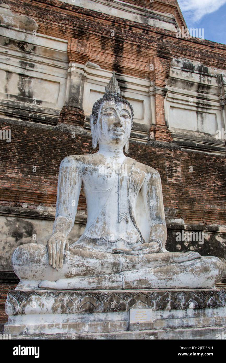 L'ancienne statue de Bouddha à Wat Yai Chai Mongkhon , un temple bouddhiste à Ayutthaya en Thaïlande. Le monastère a été construit par le roi U-Thong en 1357 après J.-C. Banque D'Images