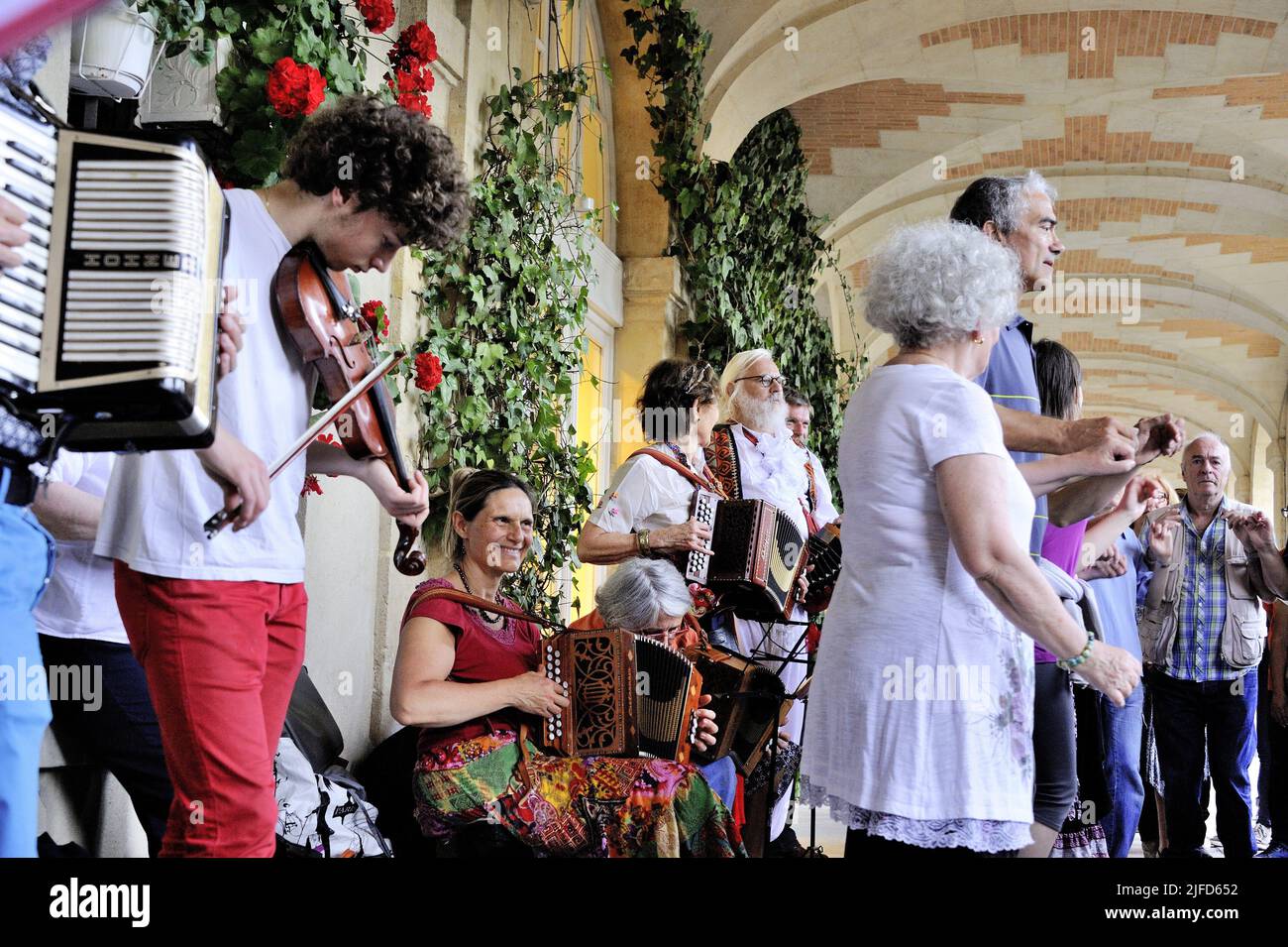 France, Paris (75) 3 et 4th arrondissement, Journée de la musique sur la place des Vosges, groupe de musique traditionnelle française Banque D'Images
