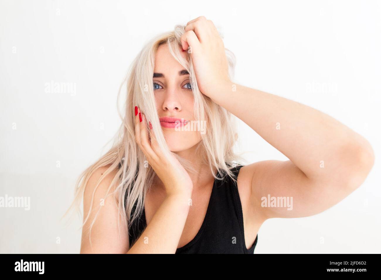 Portrait de la femme blonde faisant un choix difficile Banque D'Images