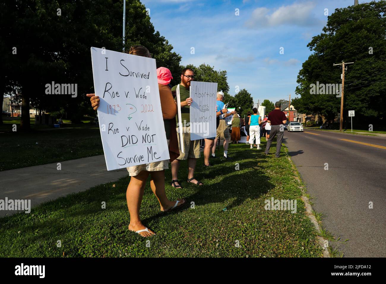 Danville, États-Unis. 01st juillet 2022. Des manifestants tiennent des pancartes à Memorial Park lors d'une manifestation contre un rassemblement sur les droits à l'avortement. Environ 50 manifestants pour les droits anti-avortement ont protesté alors que plus de 100 défenseurs des droits à l'avortement se sont ralliés dans le parc. Le rassemblement et les manifestations ont lieu une semaine après que la Cour suprême des États-Unis a renversé Roe c. Wade et mis fin au droit d'accès à l'avortement protégé par le gouvernement fédéral. Crédit : SOPA Images Limited/Alamy Live News Banque D'Images