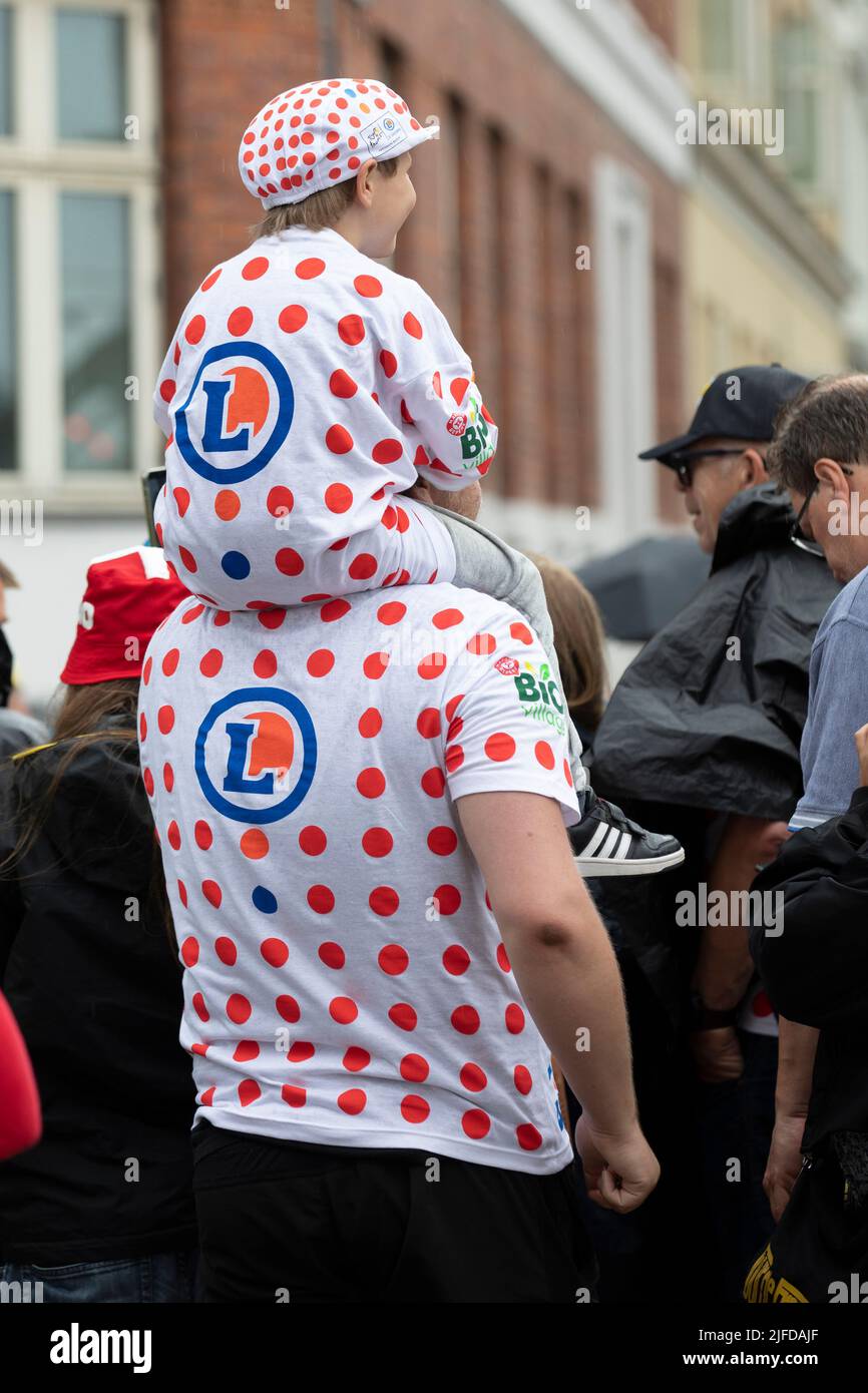 Première étape de la tournée de France 2022 à Copenhague- Danemark, le 1st juillet 2022. Humeur dans les rues de la ville . Personnes en jersey à pois rouge Banque D'Images