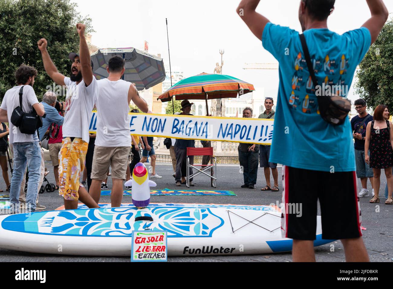 Naples, Italie. 01st juillet 2022. Asseyez-vous à 'Lido Comunale San Giacomo' sur la Piazza Municipio, Naples, pour demander le retrait immédiat de l'ordonnance municipale qui établit un nombre fermé pour les plages publiques, sur réservation et sous le contrôle de gestionnaires privés. Crédit : Agence photo indépendante/Alamy Live News Banque D'Images