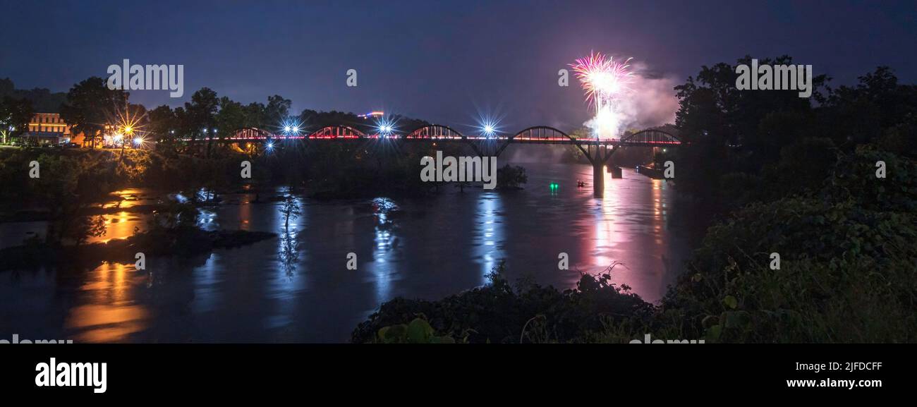 Wetumpka, Alabama, États-Unis - 1 juillet 2022 : bannière du feu d'artifice de la fête de l'indépendance dans le centre-ville de Wetumpka, tiré au-dessus de la rivière Coosa avec Bibb Grav Banque D'Images