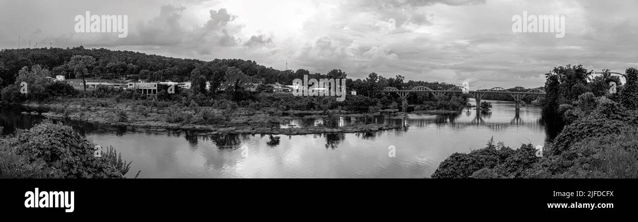 Wetumpka, Alabama, États-Unis - 1 juillet 2022 : panorama du front de mer du centre-ville de Wetumpka surplombant la rivière Coosa avec le pont historique Bibb graves, le visib Banque D'Images