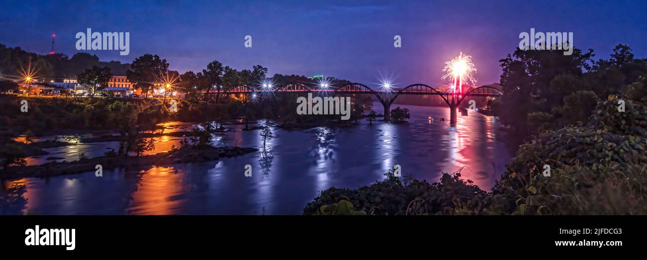 Wetumpka, Alabama, États-Unis - 1 juillet 2022 : vue panoramique du centre-ville de Wetumpka sur le pont Bibb graves, au-dessus de la rivière Coosa et feu d'artifice du jour de l'indépendance Banque D'Images