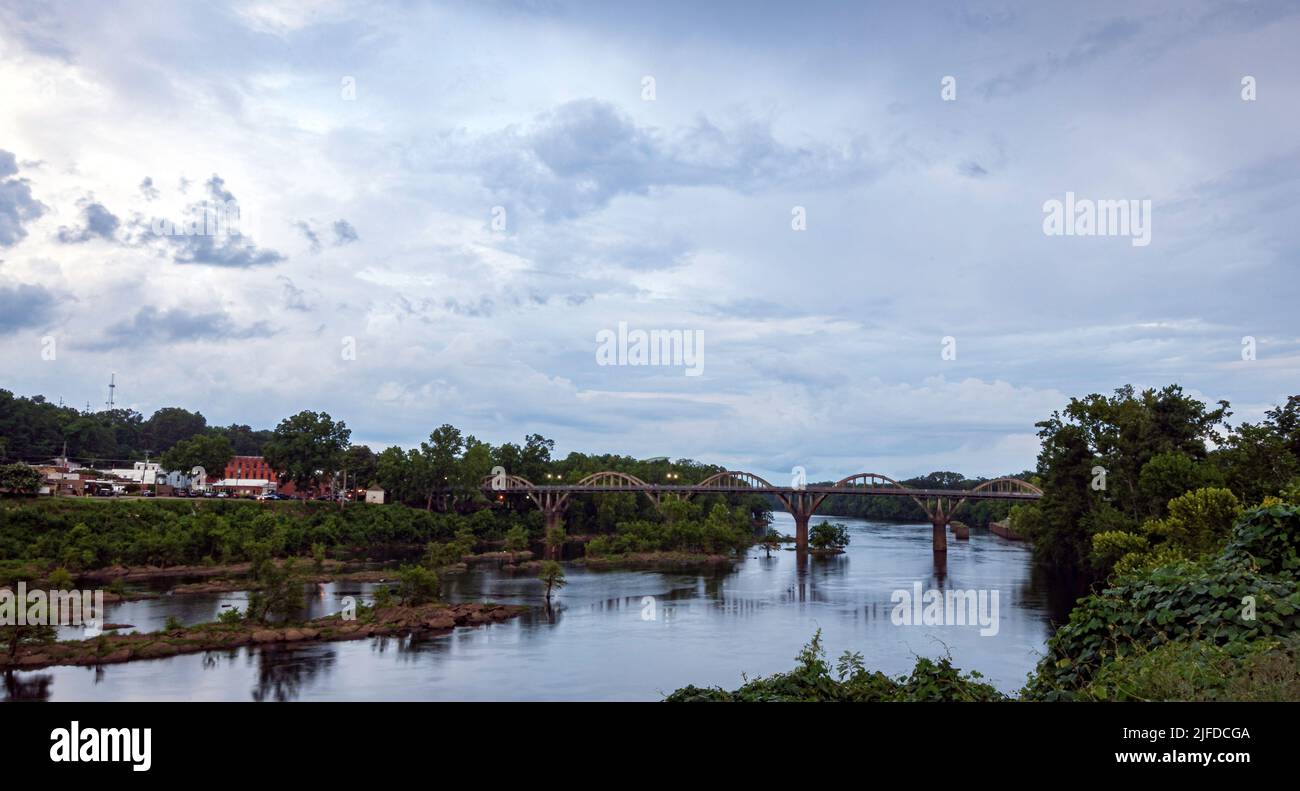 Wetumpka, Alabama, États-Unis - 1 juillet 2022 : panorama du centre-ville de Wetumpka avec vue sur le pont Bibb graves au-dessus de la rivière Coosa. Banque D'Images