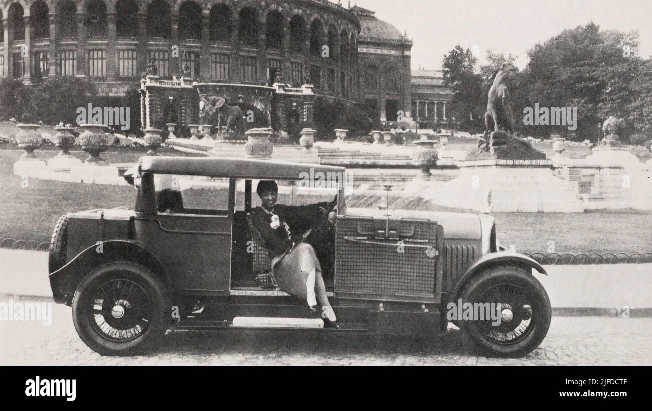 traduction en anglais : Mlle Josephine Baker dans le nouveau 14 CV 6 cylindres Voisin, le plus moderne des voitures modernes. - Original en français : Mlle Joséphine Baker dans la nouvelle 14 CV 6 cylindres Voisin, la plus moderne des voitures modernes.- extrait de 'l'Illustration Journal universel' - French Illustrated magazine - 1926 Banque D'Images