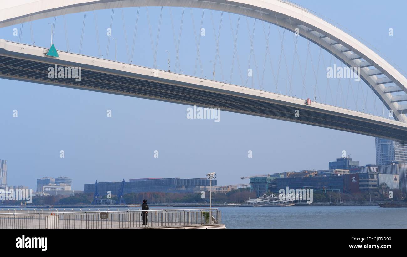 Le pont de Lupu au-dessus du fleuve Huangpu à Shanghai, en Chine, par une journée ensoleillée Banque D'Images