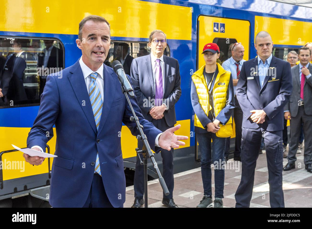 Rotterdam, pays-Bas. 02nd juillet 2022. 2022-07-02 09:50:35 ROTTERDAM - le fan de train Thomas, le PDG par intérim de NS Bert Groenewegen et Henri Poupart-Lafarge (PDG du constructeur de train Alstom) ouvrent les portes de la nouvelle génération Intercity (ICNG) pour le premier groupe de visiteurs. Le NS effectue maintenant des essais routiers avec ces nouveaux trains interurbains qui seront inclus dans le calendrier de l'automne. ANP LEX VAN LIESHOUT pays-bas - belgique OUT crédit: ANP/Alay Live News Banque D'Images