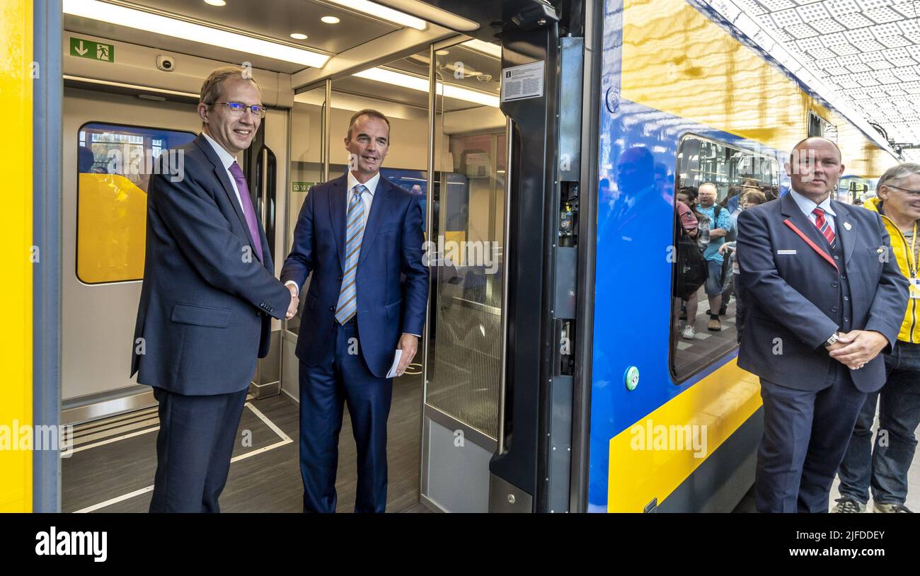 Rotterdam, pays-Bas. 02nd juillet 2022. 2022-07-02 10:02:51 ROTTERDAM - le fan de train Thomas, le PDG par intérim de NS Bert Groenewegen et Henri Poupart-Lafarge (PDG du constructeur de train Alstom) ouvrent les portes de la nouvelle génération Intercity (ICNG) pour le premier groupe de visiteurs. Le NS effectue maintenant des essais routiers avec ces nouveaux trains interurbains qui seront inclus dans le calendrier de l'automne. ANP LEX VAN LIESHOUT pays-bas - belgique OUT crédit: ANP/Alay Live News Banque D'Images