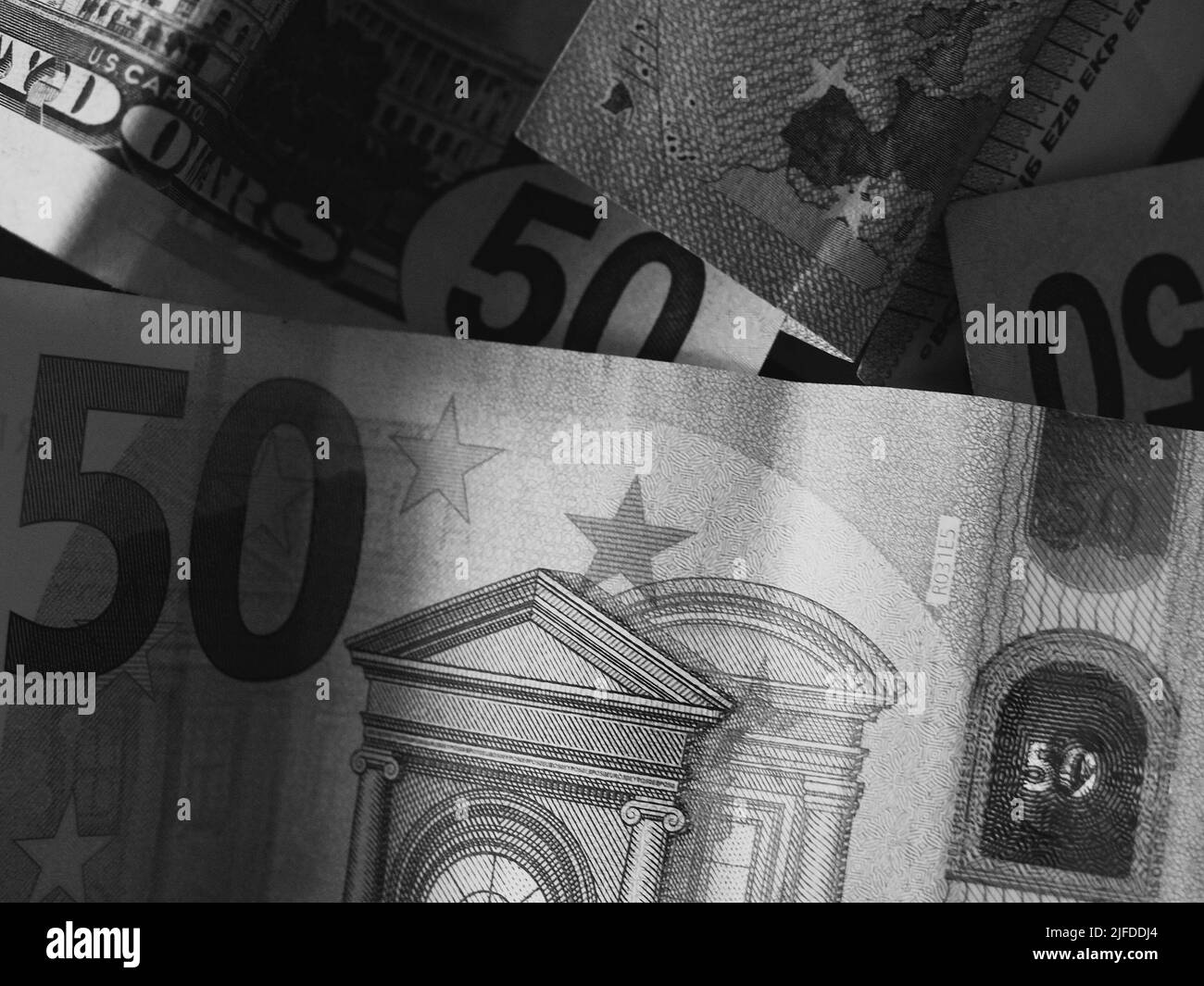 Billets en papier en coupures de 50 dollars et 50 euros, gros plan. Image en noir et blanc. Banque D'Images