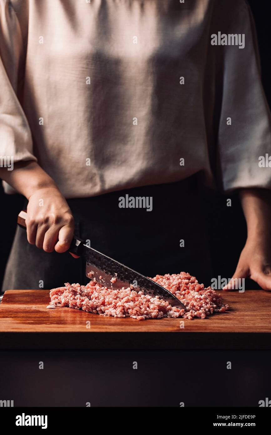 Viande de porc hachée en garniture de viande, la cuisine chinoise traditionnelle trois boulettes fraîches de remplissage de production - photo de stock Banque D'Images