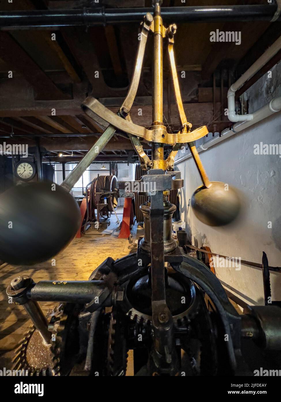 Régulateur centrifuge sur un moteur à vapeur. Ce type de régulateur est doté d'un système de rétroaction qui commande le régime d'un moteur en régulant le débit de la marche Banque D'Images