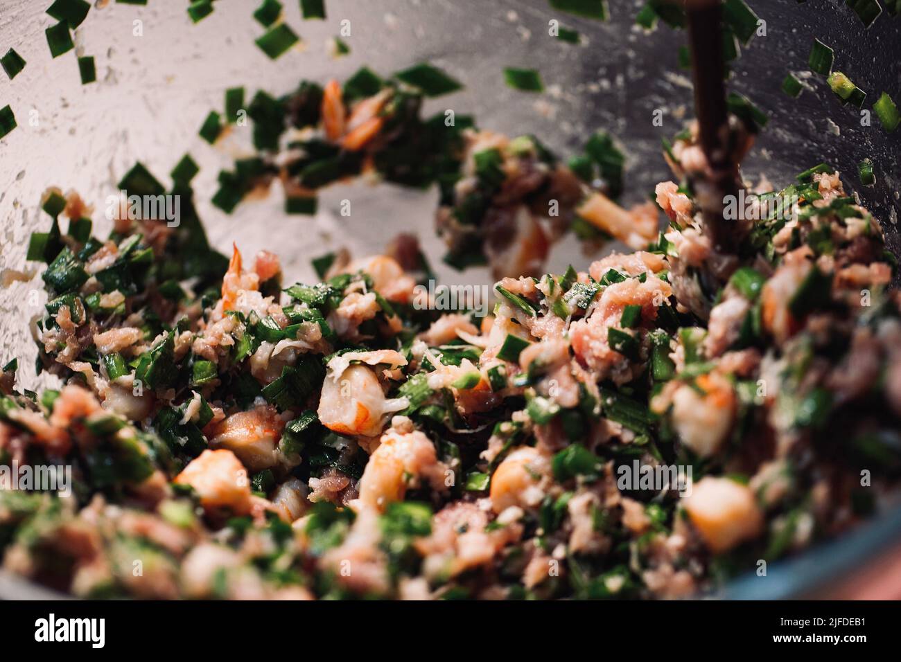 Assaisonnement et agitation, cuisine traditionnelle chinoise trois farces fraîches - photo de stock Banque D'Images