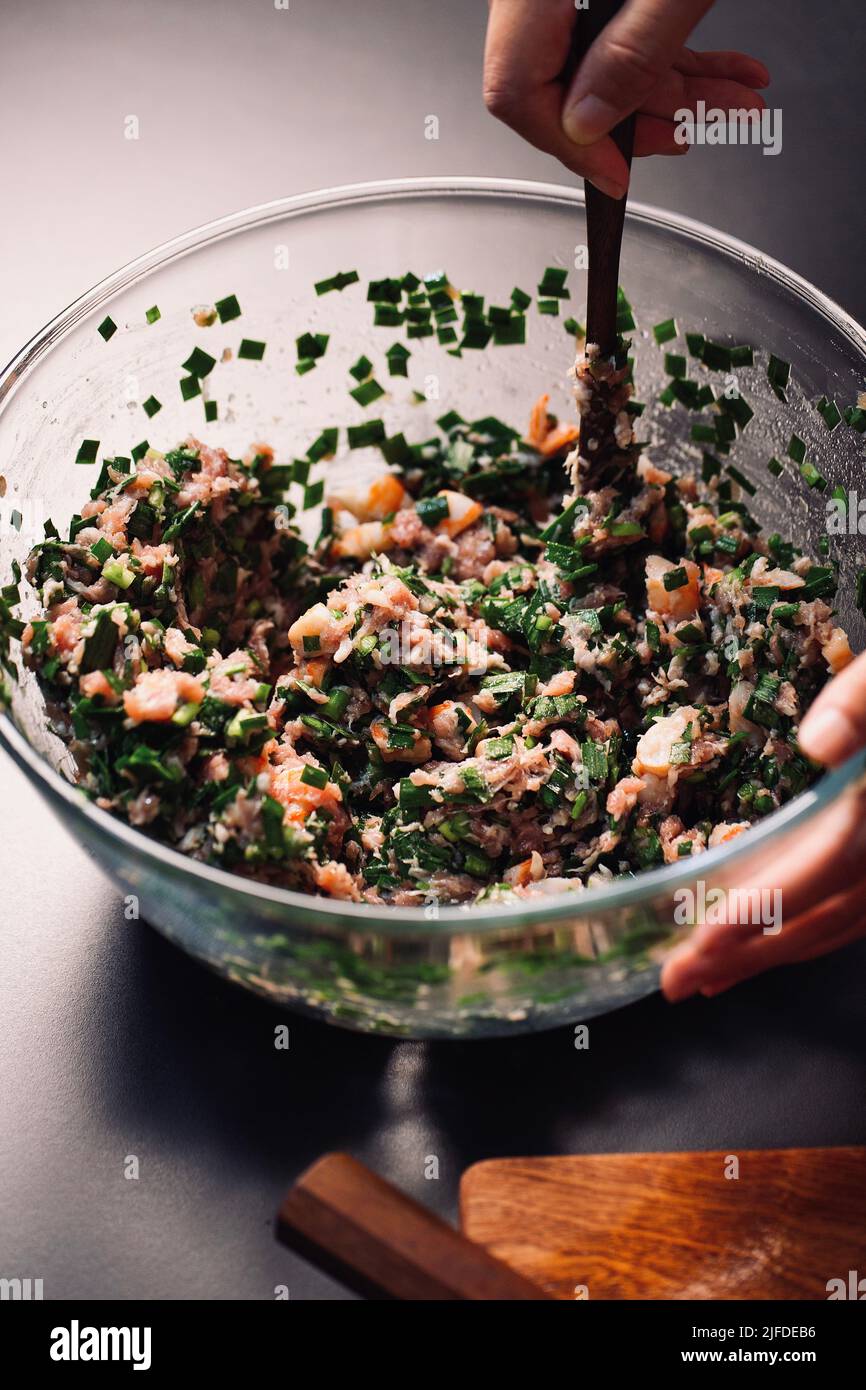 Assaisonnement et agitation, cuisine traditionnelle chinoise trois farces fraîches - photo de stock Banque D'Images