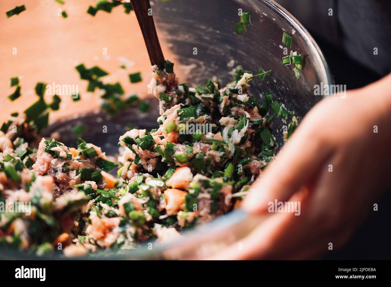 Assaisonnement et agitation, cuisine traditionnelle chinoise trois farces fraîches - photo de stock Banque D'Images