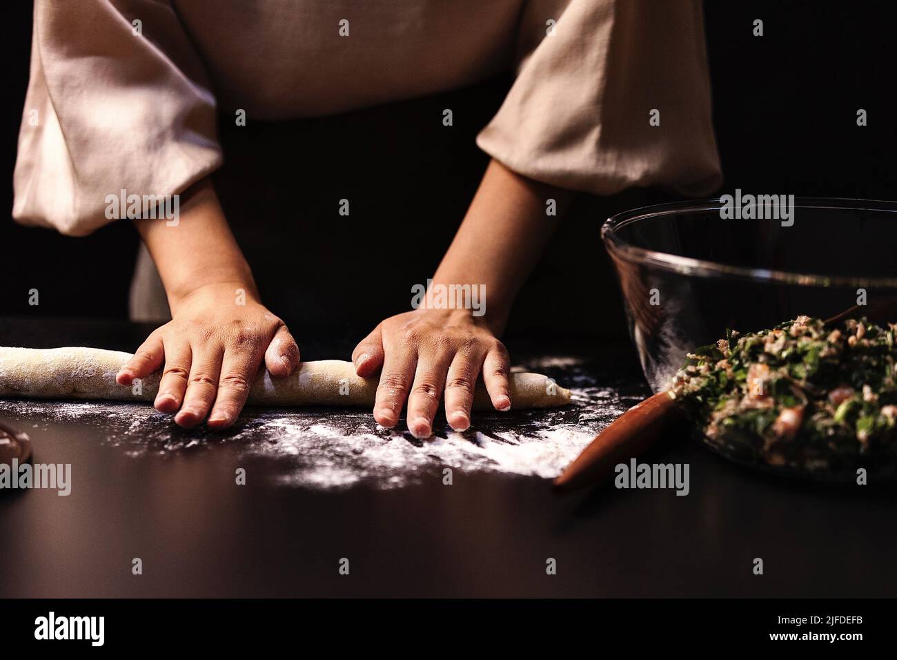 Rouler la pâte long, cuisine chinoise traditionnelle boulonnage processus de fabrication - photo de stock Banque D'Images
