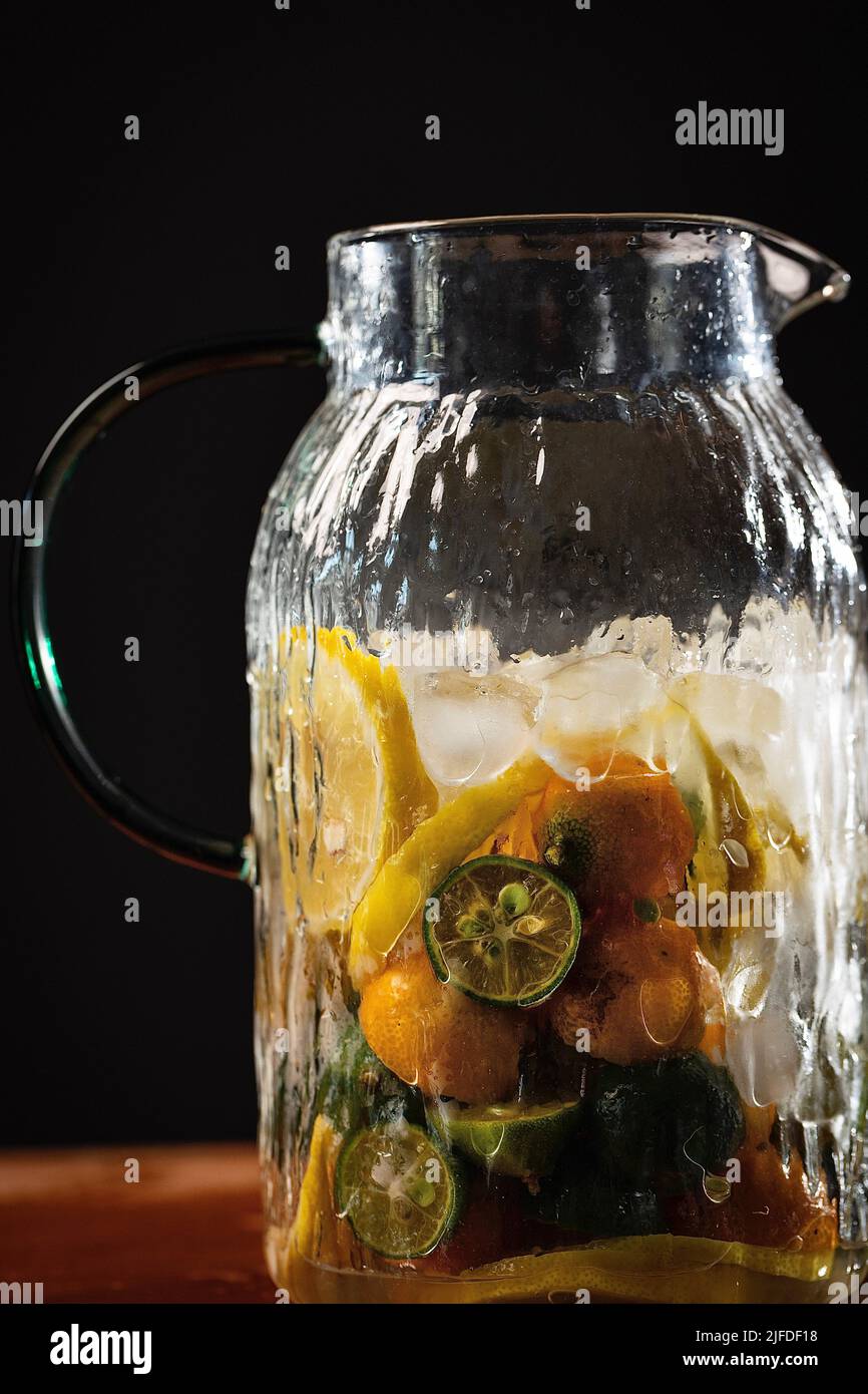 Agrumes réfrigérés dans des pots en verre, frais et fruité boisson froide processus de fabrication - photo de stock Banque D'Images