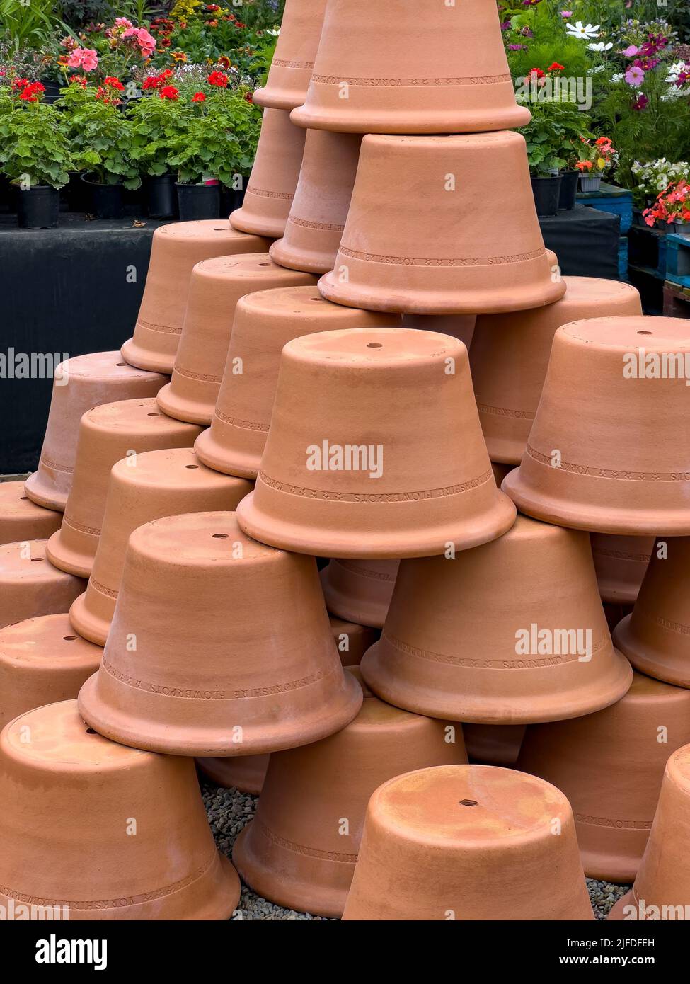 Pots en terre cuite à vendre dans un jardin Banque D'Images