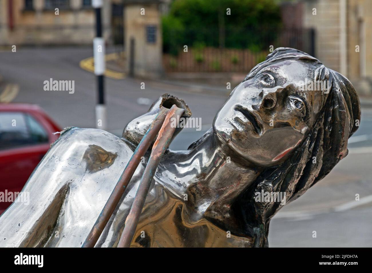 La partie inférieure de la sculpture « aspiration » de David Backhouse devant la Royal Weston of England Academy à Bristol, au Royaume-Uni, le 31 mai 2011. La sculpture avait été brisée lorsqu'un antivandalisme y avait grimpé plusieurs jours plus tôt. Banque D'Images