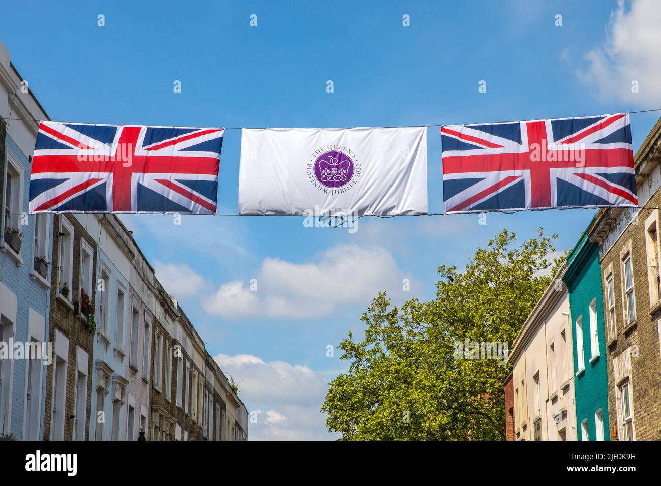 Londres, Royaume-Uni - 5 mai 2022 : bannières au marché de Portobello Road à Kensington, Londres, Royaume-Uni, célébrant le Jubilé de platine de la Reine. Banque D'Images