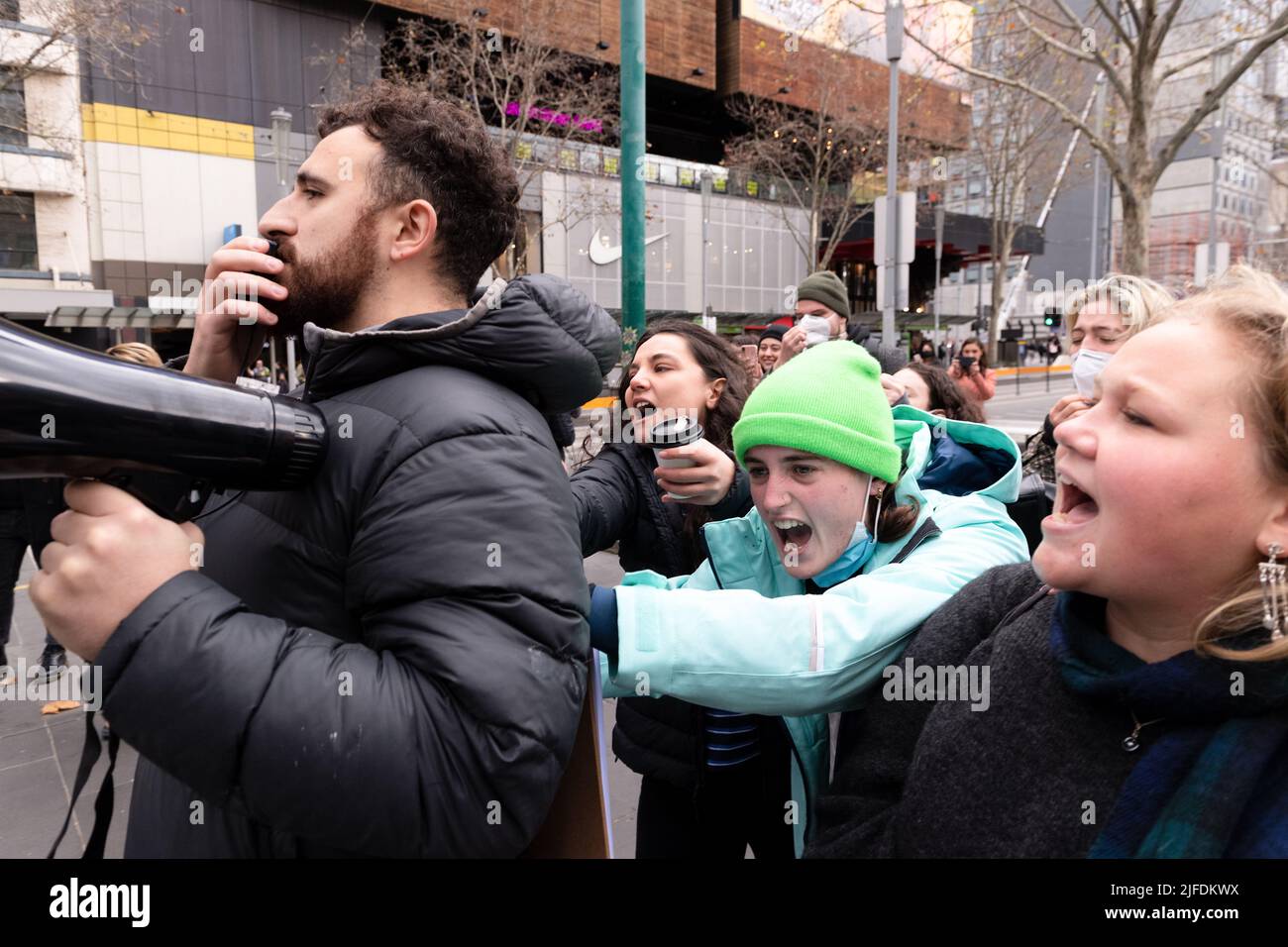 Melbourne, Australie, 2 juillet 2022. Un militant chrétien anti-avortement est poussé par des manifestants pro-choix lors d'une manifestation pro-choix à Melbourne qui a eu lieu en réaction à la décision de la Cour suprême des États-Unis d'annuler Roe c. Wade et d'abolir le droit constitutionnel à l'avortement aux États-Unis. Crédit : Michael Currie/Speed Media/Alay Live News Banque D'Images