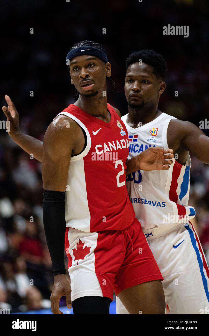 Hamilton, Canada, 01 juillet 2022: Sai Gileous-Alexander (L) d'équipe Canada en action pendant le match de qualification de la coupe du monde de la FIBA (fenêtre 3) contre la République dominicaine au First Ontario Centre à Hamilton, Canada. Le Canada a gagné le match avec les points 95-75. Credit: Phamai Techaphan/Alamy Live News Banque D'Images