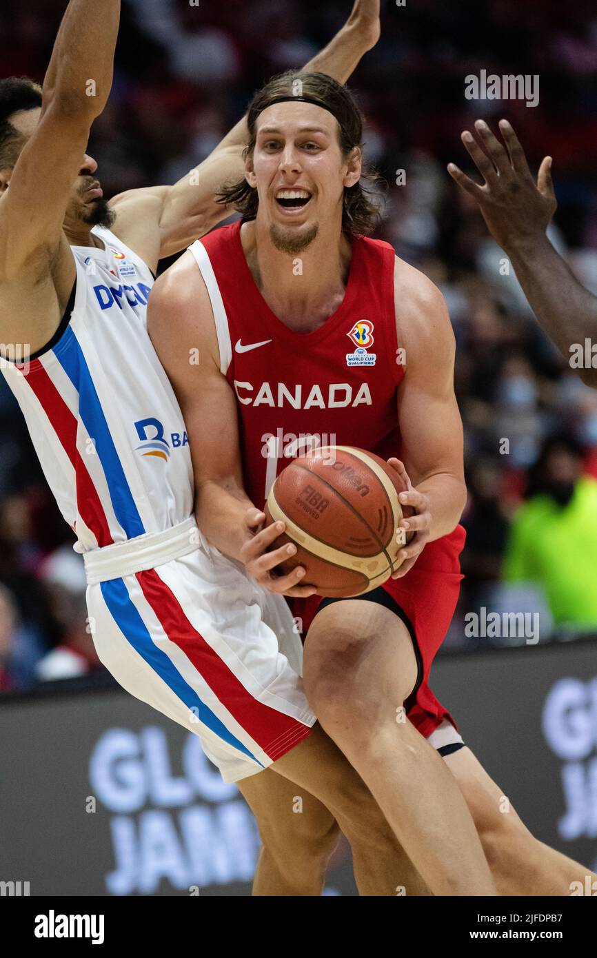 Hamilton, Canada, 01 juillet 2022 : Kelly Olynyk (R) d'équipe Canada en action pendant le match de qualification de la coupe du monde de la FIBA (fenêtre 3) contre la République dominicaine au First Ontario Centre à Hamilton, Canada. Le Canada a gagné le match avec les points 95-75. Credit: Phamai Techaphan/Alamy Live News Banque D'Images