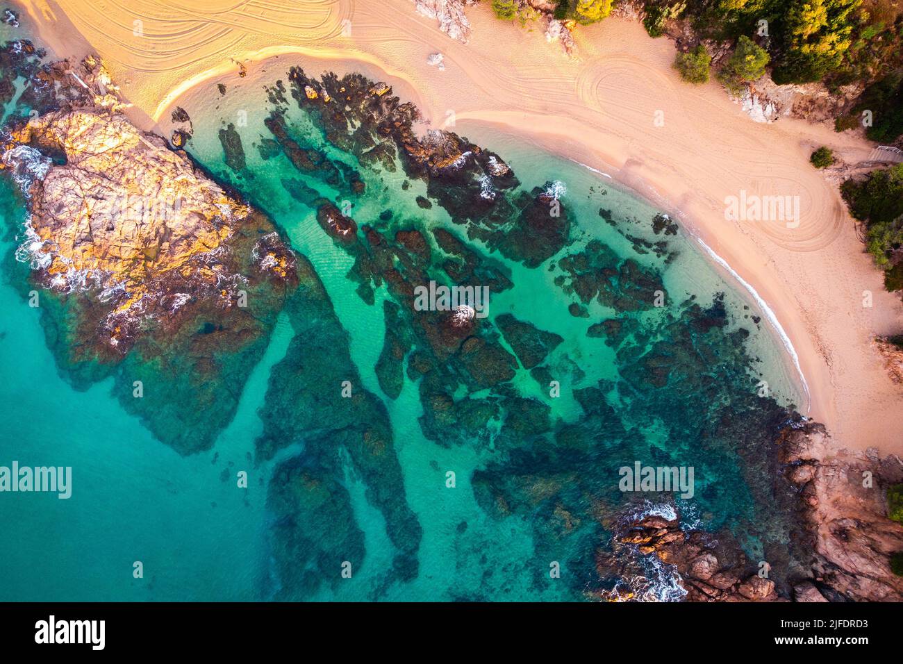 Vue aérienne d'une plage paradisiaque. Plage vacances tourisme arrière-plan. Plage avec bleu turquoise transparent. Banque D'Images