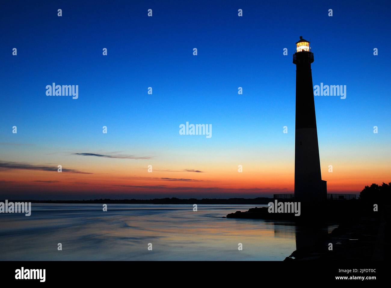 Un ciel à l'aube se développe au-dessus de la rive du Jersey, au Old Barney, au phare de Barnegat Banque D'Images